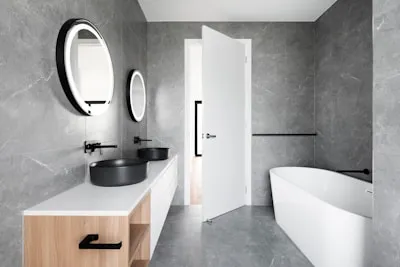 Installation sanitaire dans une salle de bain
